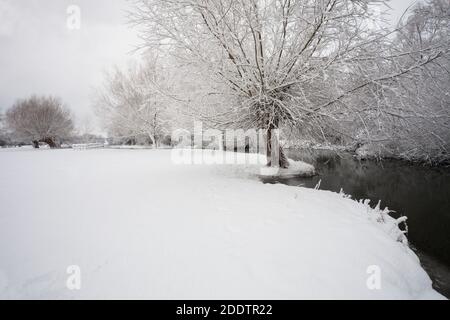 Il fiume Stour a Flatford, Suffolk dopo una forte nevicata Foto Stock