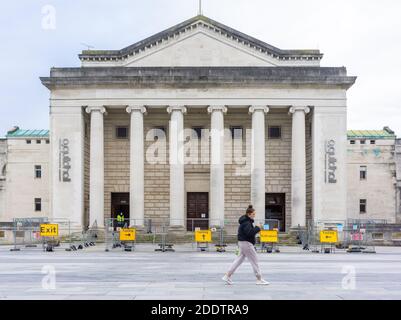 Southampton, Regno Unito. 26 novembre 2020. Una donna passa accanto alla O2 Guildhall nel centro di Southampton, che è stata temporaneamente trasformata in un centro di test Covid-19. Foto Stock