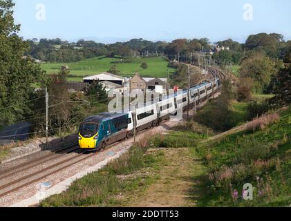 Avanti costa ovest Alstom Pendolino treno 390045 ad ovest Linea principale della costa del Lancashire Foto Stock