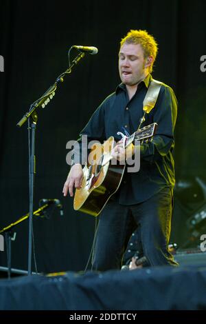 David Gray si esibisce al V2003 Virgin Festival, Hylands Park, Chelmsford, Essex, Regno Unito. Foto Stock