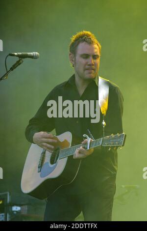 David Gray si esibisce al V2003 Virgin Festival, Hylands Park, Chelmsford, Essex, Regno Unito. Foto Stock