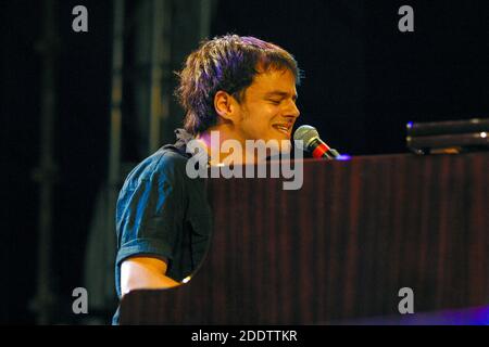 Jamie Cullum eseguendo in Vergine V Festival 2003,Hylands Park, Chelmsford Essex, Regno Unito. Foto Stock