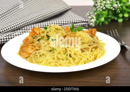 Spaghetti di konjac o Shirataki con maiale, carne alla griglia ed erbe. Piatto tradizionale giapponese. Cibo sano per perdita di peso, concetto di dieta del keto. Bicchiere di riso Foto Stock