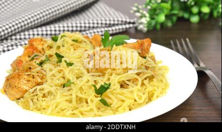 Spaghetti di konjac o Shirataki con maiale, carne alla griglia ed erbe. Piatto tradizionale giapponese. Cibo sano per perdita di peso, concetto di dieta del keto. Bicchiere di riso Foto Stock