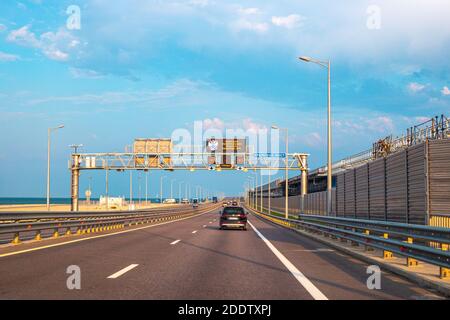 Tuzla, Russia-08.20.2019:nuovo ponte ferroviario e automobilistico Crimea attraverso lo stretto di Kerch in Russia Foto Stock