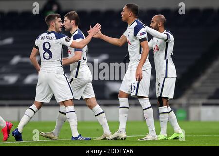 LONDRA, INGHILTERRA. IL 26 NOVEMBRE Carlos Vinicius celebra il suo obiettivo con il centrocampista di Tottenham Harry Winks durante la partita UEFA Europa League Group J tra Tottenham Hotspur e PFC Ludogorets Razgrad al Tottenham Hotspur Stadium di Londra giovedì 26 novembre 2020. (Credit: Jon Bromley | MI News) Credit: MI News & Sport /Alamy Live News Foto Stock