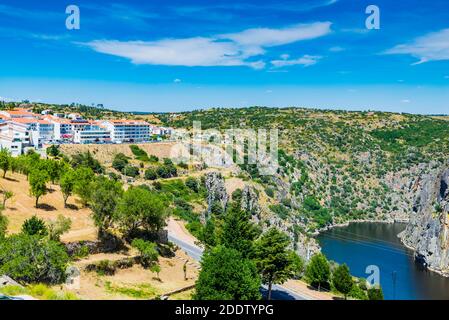 Vista della città di Miranda do Douro e del fiume Duero, il fiume Duero è il confine naturale tra Spagna e Portogallo. Miranda do Douro, Terras de Tr Foto Stock