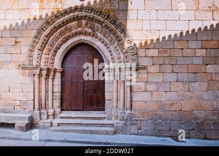 I vicini della città parlano accanto alla porta nord della Chiesa di nostra Signora dell'Assunzione. La sua origine risale al 13 ° secolo quando era b Foto Stock