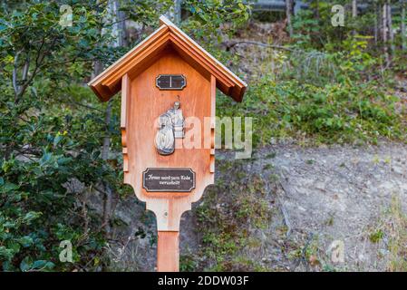 Via Crucis sul sentiero che conduce alle piramidi di terra di Ritten. Prima stazione della Croce, Gesù è condannato a morte. Longomoso, Renon - Ritten r Foto Stock