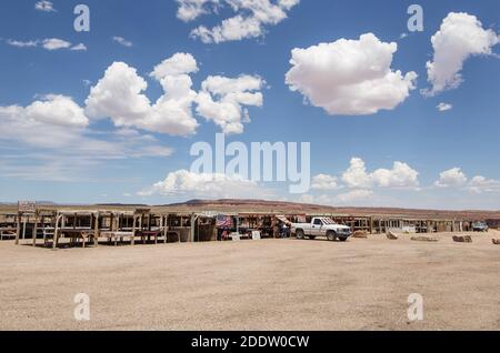 Tipico mercato Navajo all'aperto dove prodotti e gioielli del loro La propria tradizione è venduta - tipico mercato Navaji nel Deserto dello Utah Foto Stock