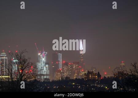 Londra, Regno Unito. 26 novembre 2020. 575 luci a LED a tema blu e bianco si accendono, illuminando i 20 piani principali dello Shard per mostrare gratitudine all'NHS e ai lavoratori chiave durante la pandemia del Covid-19, creando il più alto spettacolo di luci dell'Europa occidentale che si staglia a 1016 metri e visibile sullo skyline da gran parte di Londra. Shard Lights 2020 continua con una mostra natalizia dal 11 dicembre. Credito: Malcolm Park/Alamy Foto Stock