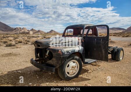 Vecchia auto a Rhyolite Ghost Town, Nevada Foto Stock