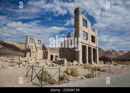 Vecchio edificio di banca a Ghost Town Rhyolite, Nevada, Stati Uniti Foto Stock