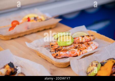 Gamberi rossi di langoutine cotti freschi, gamberi in scatole di carta - cibo di strada Foto Stock