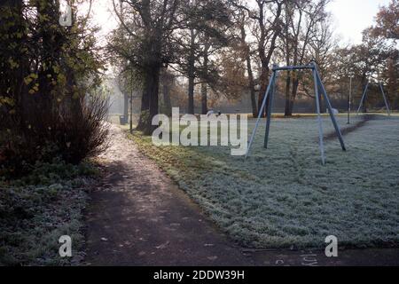 Priory Pools su una gelata mattina di novembre, Warwick, Warwickshire, Inghilterra, Regno Unito Foto Stock