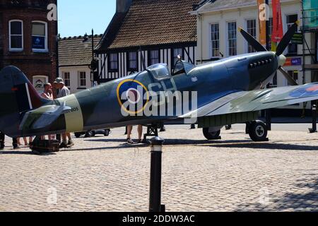 Un aereo da combattimento britannico Spitfire della seconda guerra mondiale in mostra a Wymondham, Norfolk, Inghilterra per il giorno delle forze armate