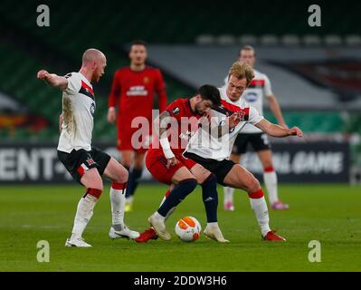 Aviva Stadium, Dublino, Leinster, Irlanda. 26 Nov 2020. UEFA Europa League Football, Dundalk FC contro Rapid Wien; Greg Slogett of Dundalk FC sfide per la palla Credit: Action Plus Sports/Alamy Live News Foto Stock