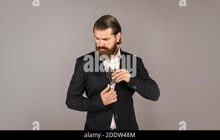 bere. Concetto di bevanda alcolica. Abbia alcool beve con lei. Sempre con me. Bottiglia piatta in metallo per alcol. Uomo dal look elegante. Hipster con bearded in tuta tenere in metallo matraccio per alcol. Foto Stock