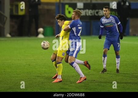 BARROW A FURNESS, INGHILTERRA. 26 NOVEMBRE Chris Taylor combatte con Alex Woodyard di Wimbledon durante la partita della fa Cup tra Barrow e AFC Wimbledon presso la Holker Street, Barrow-in-Furness giovedì 26 novembre 2020. (Credit: Mark Fletcher | MI News) Credit: MI News & Sport /Alamy Live News Foto Stock