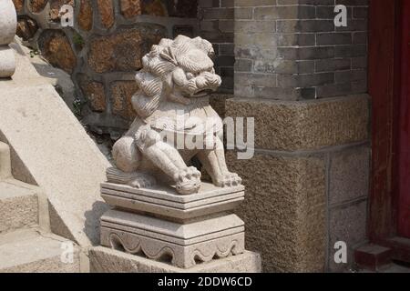 Leoni guardiani cinesi, leoni tutori imperiali, Shi, Foo Dog, fu Dog, Lion Dog. Qianshan National Park, Anshan, provincia di Liaoning, Cina Foto Stock