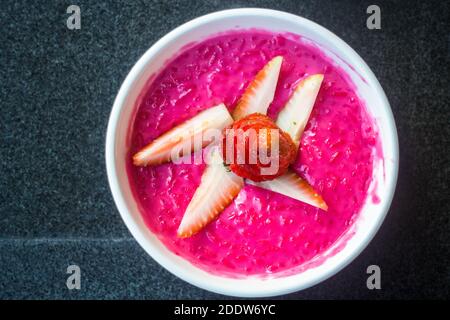 Una ciotola di champorado di fragole a Baguio City, Filippine Foto Stock