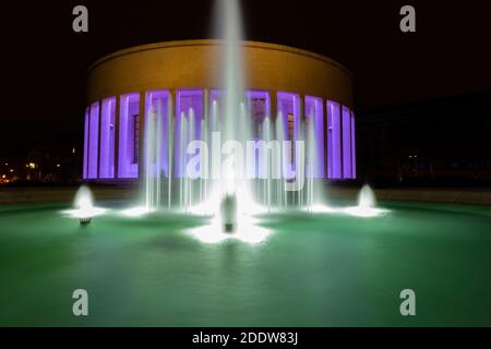 Zagabria/Croazia-5 novembre 2020: Fontana illuminata di fronte alla popolare attrazione turistica della città di Zagabria, padiglione rotondo creato da Ivan Mestrovic, ora ho Foto Stock