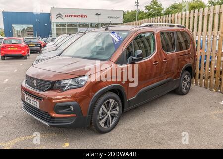 Peugeot Rifter auto sul piazzale con cartello venduto, Newport, Galles, Regno Unito Foto Stock