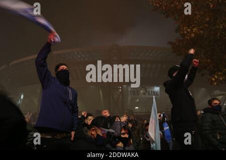 Napoli, Italia. 26 Nov 2020. Tifosi e persone si riuniscono fuori dallo stadio San Paolo di Napoli il 26 novembre 2020 per piangere la morte del defunto calciatore argentino Diego Maradona. - Maradona, ampiamente ricordato per il suo obiettivo 'mano di Dio' contro l'Inghilterra nel 1986 Coppa del mondo quarti di finale, è morto il 25 novembre 2020 di un attacco di cuore nella sua casa vicino Buenos Aires in Argentina, mentre si stava riprendendo dalla chirurgia per rimuovere un coagulo di sangue sul suo cervello. Credit: Agenzia fotografica indipendente/Alamy Live News Foto Stock