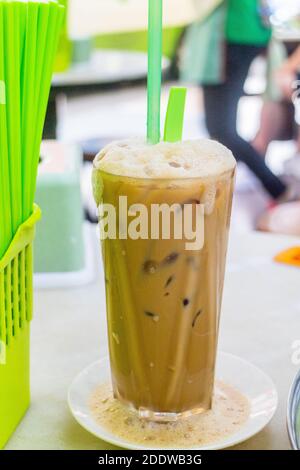 Tea tarik o tirato il tè in un kedai kopi a Kota Kinabalu, Sabah, Malesia Foto Stock