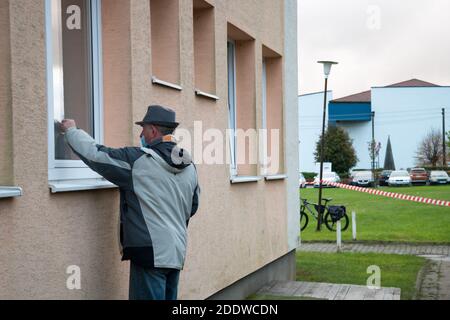 Bardejov, Slovacchia - 31 ottobre 2020: Test di covid per tutta la nazione. L'uomo mostra un documento di identità a un medico. Il dipartimento slovacco cerca di testare tutta la nazione come primo paese. Foto Stock