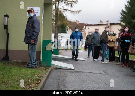 Bardejov, Slovacchia - Ottobre 31, 2020:intera nazione covid 19 test. Lunghe code create dalla mattina presto. La capacità dei punti di campionamento era insufficiente. Foto Stock