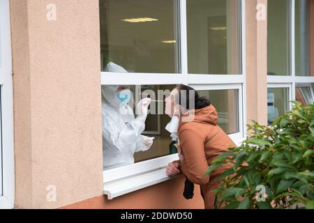 Bardejov, Slovacchia - 31 ottobre 2020: Medico prende campione dal naso della donna. Risultato positivo o negativo del test Covid 19. Antigene o test pcr. Foto Stock