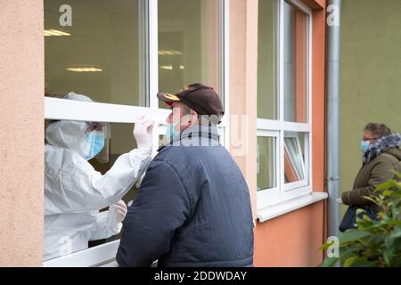 Bardejov, Slovacchia - 31 ottobre 2020: La seconda fase di test di Covid 19 in tutta l'area. Medic prende il campione dal naso dell'uomo. Test virus corona nazione intera Foto Stock