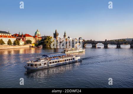 Praga, Repubblica Ceca - 30 agosto 2020: Barche fluviali a Praga, Repubblica Ceca. Ponte Carlo Foto Stock