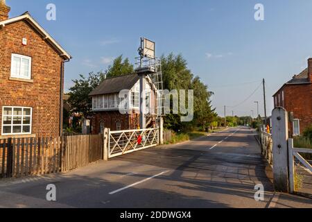 Il livello che attraversa accanto alla stazione ferroviaria di Heckington, Heckington, Lincs, Regno Unito. Foto Stock