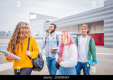 Educazione, sanità e concetto pandemico - Gruppo di studenti universitari che indossano maschere mediche di protezione del viso per la protezione dalle malattie da virus Foto Stock