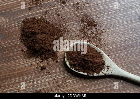 un mestolo di legno con un po' di polvere di caffè Foto Stock