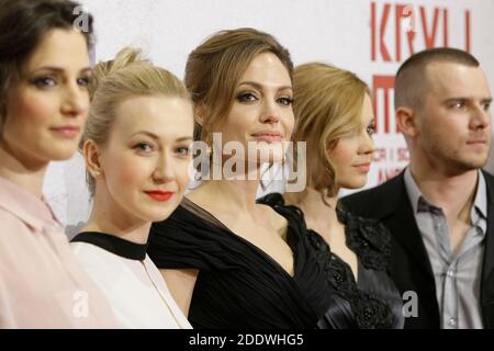 L'attrice STATUNITENSE Angelina Jolie, reagisce mentre si rivolge al pubblico dopo la prima del suo film 'in the Land of Blood and Honey', Sarajevo, Bosnia, 2012 Foto Stock