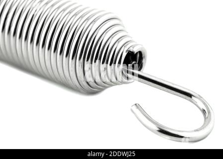 Una macro di una nuova molla in acciaio, isolata su sfondo bianco. Foto Stock