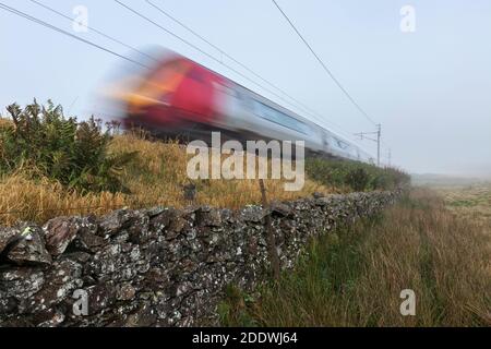 Avanti West Coast Bomabrdier voyager diesel treni che accelerano lungo il La linea principale della costa occidentale passa attraverso la campagna della Cumbria con sfocatura del movimento Foto Stock