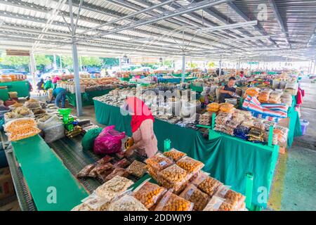 Merci diverse vendute al mercato filippino a Kota Kinabalu, Sabah, Malesia Foto Stock