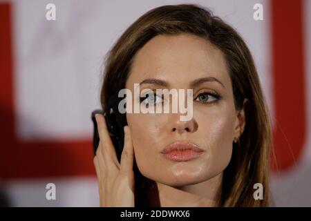 L'attrice STATUNITENSE Angelina Jolie, reagisce mentre si rivolge al pubblico dopo la prima del suo film 'in the Land of Blood and Honey', Sarajevo, Bosnia, 2012 Foto Stock