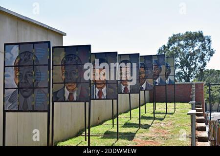 Parte della mostra Nelson Mandela presso il Museo dell'Apartheid, Johannesburg, Sudafrica. Le immagini esterne di Mandela presentano alcune delle sue citazioni. Foto Stock