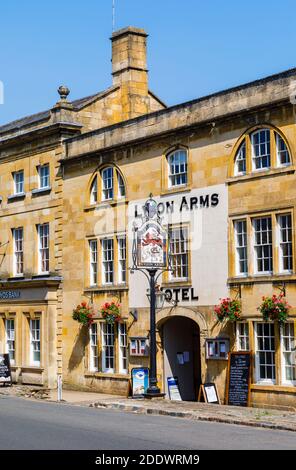 Vista del Lygon Arms Hotel, una vecchia locanda in High Street, Chipping Campden, una piccola città mercato nel Cotswolds in Gloucestershire Foto Stock