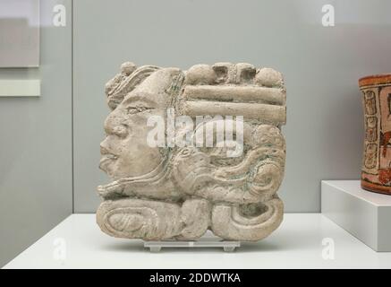 Madrid, Spagna - 11 Luglio 2020: Glifo numerico Palenque. Cultura Maya, 600 d.C. Museo delle Americhe, Madrid, Spagna Foto Stock