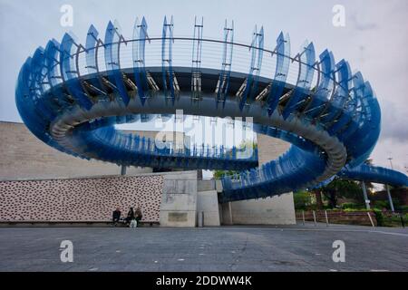 Passerella pedonale passerella in vetro a forma di otto appeso nel cielo nel centro di Coventry Millennium Place, Inghilterra Foto Stock