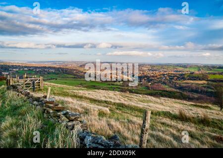 Vista a distanza di SW Sheffield da Totley Moor, con Abbeydale nella valle vicino al fiume Sheaf, e la città in lontananza. Foto Stock