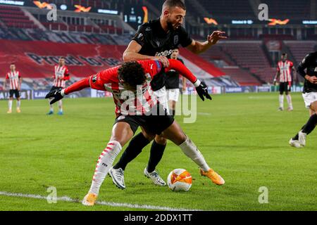 EINDHOVEN, PAESI BASSI - NOVEMBRE 26: Omar El Kaddouri di PAOK Donyell Malen della PSV durante la partita UEFA Europa League tra PSV e PAOK a Philip Foto Stock
