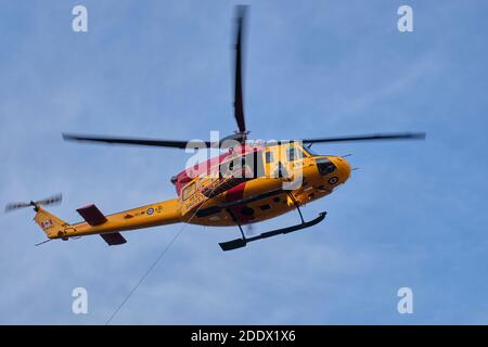 Northumberland County Forest, Ontario, Canada - 19 novembre 2020: Un primo piano di un elicottero Canadian Armed Forces Griffon con un Search and Rescue Foto Stock