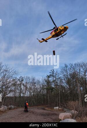 Northumberland County Forest, Ontario, Canada - 19 novembre 2020: Un elicottero Griffon delle forze armate canadesi con pract tecnici di ricerca e salvataggio Foto Stock